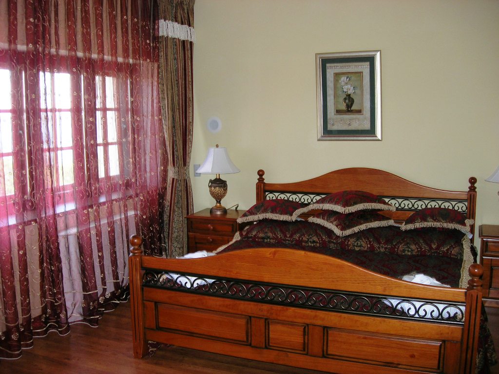 Спальня в номере люкс в парк-отеле 