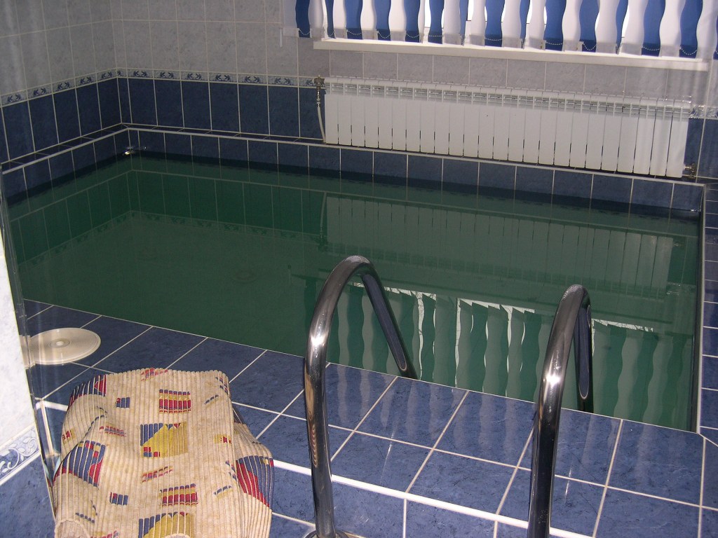 Бассейн в бане гостиницы 