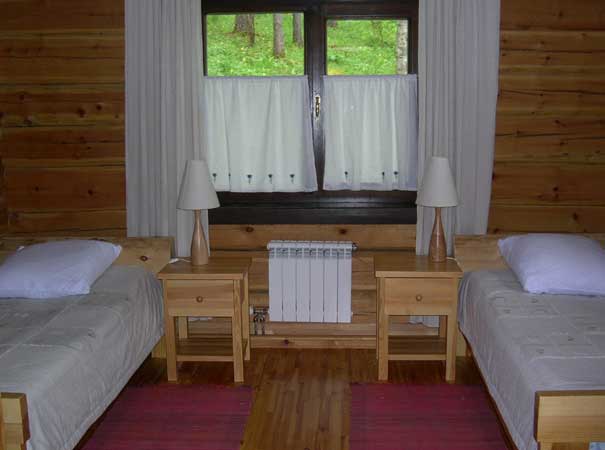 Спальня в номере люкс на базе отдыха «Турсиб» 