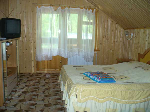 Спальня в номере  люкс на базе отдыха Глобус 