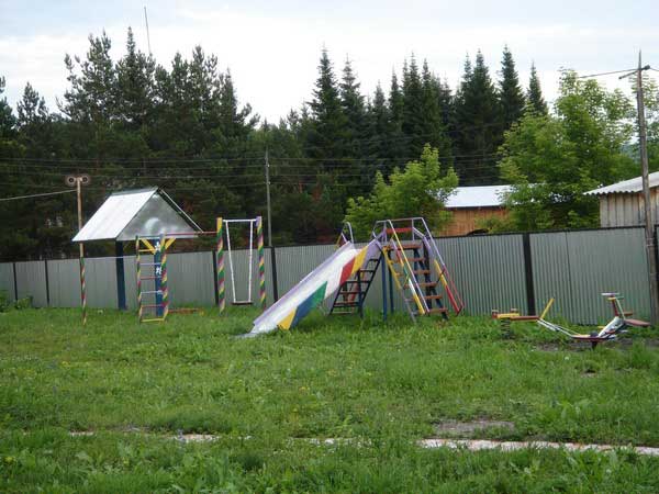 Детская площадка на территории гостевого дома Дар 