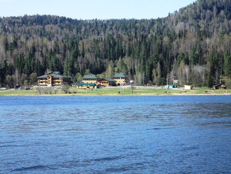 Вид с озера на Алтын Кёль 