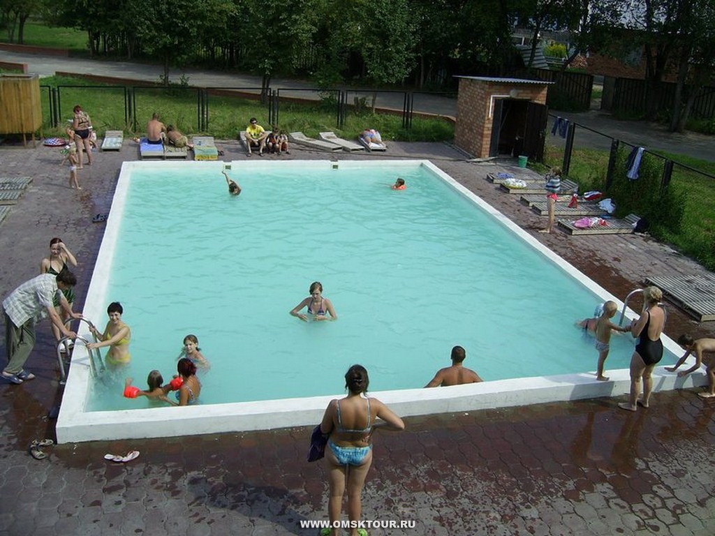 Летний бассейн на базе отдыха «Радуга» 