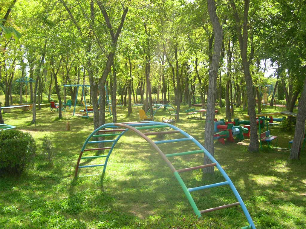 Детская площадка на территории санатория 