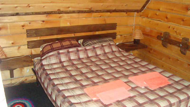 Спальня в номере люкс на базе отдыха «Медвежий угол» 