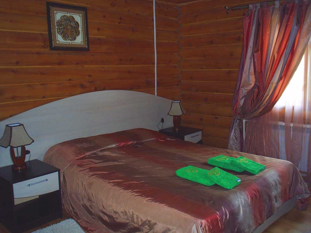 Спальня в номере люкс на усадьбе Саржевских 