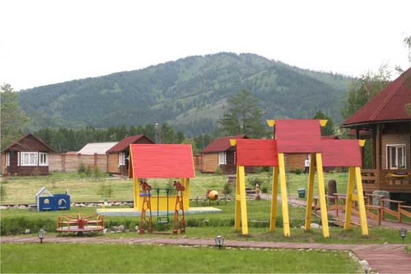 Детская площадка на заимке Камза 
