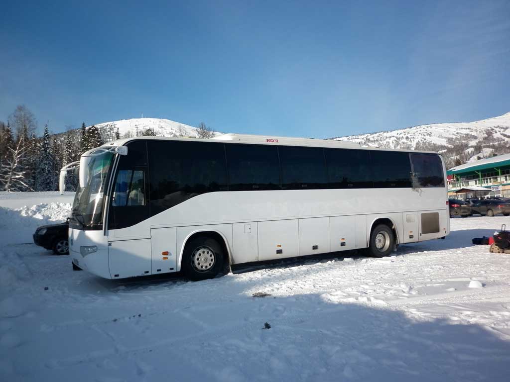 Межгород новокузнецк. Микроавтобус Хайгер. Рейсовый автобус Higer. Автобус зима. Туристический автобус зимой.